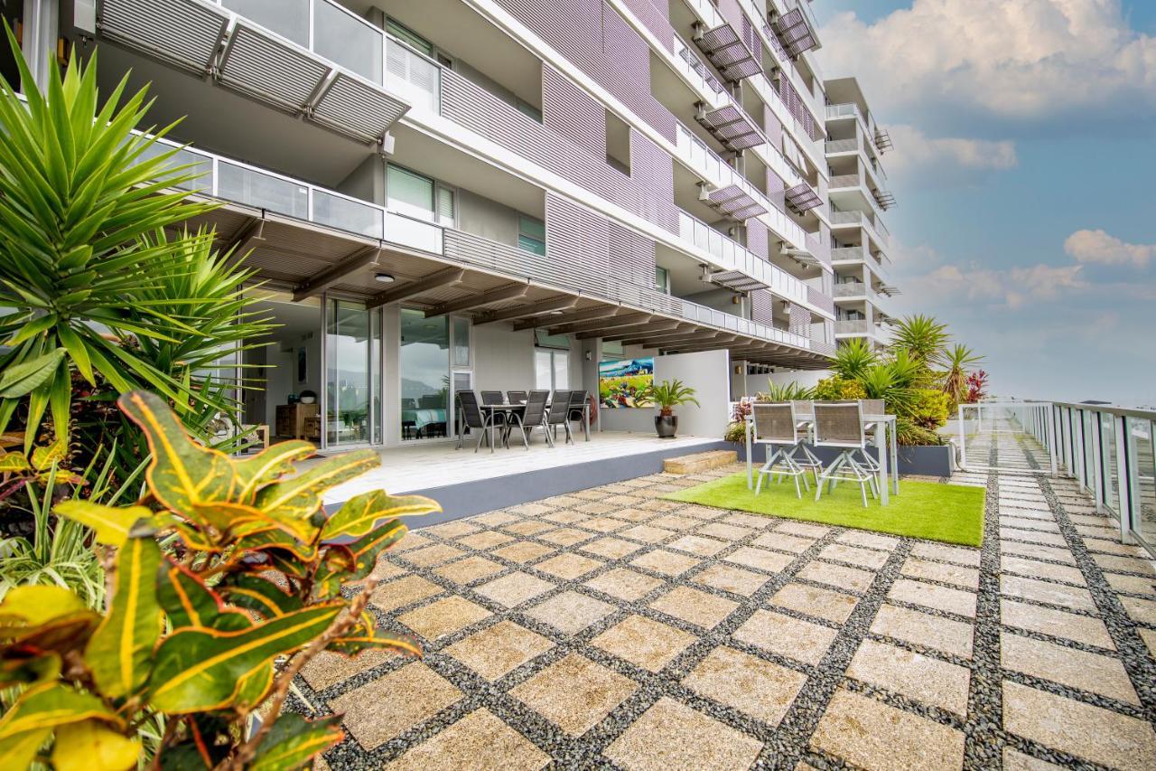 Apartamento Cairns Waterfront Luxury At Harbourlights Exterior foto